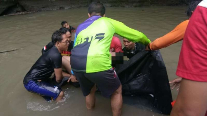Tim SAR gabungan evakuasi jasad bocah yang tenggelam di Bali.