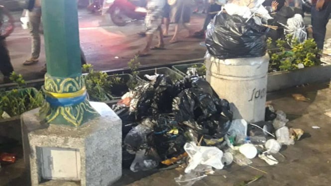 Tumpukan sampah di Malioboro, Yogyakarta.