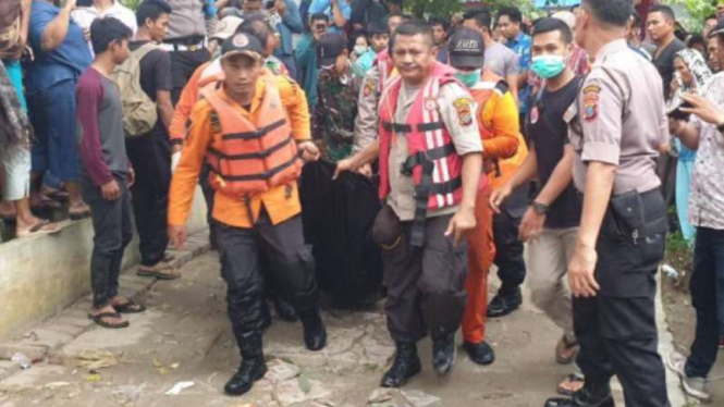 Petugas mengevakuasi jenazah pria yang tenggelam di Danau Linting, Deli Serdang.