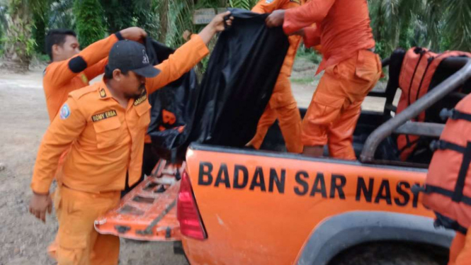 Tim Basarnas temukan lagi jenazah korban banjir bandang di Labura Sumut.