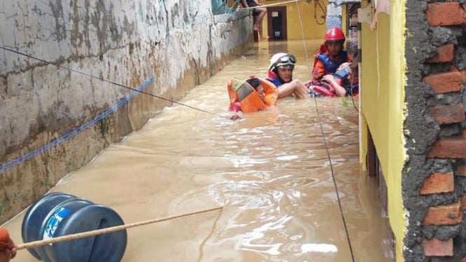 Tim SAR mengevakuasi warga korban banjir di sejumlah wilayah di Jakarta.