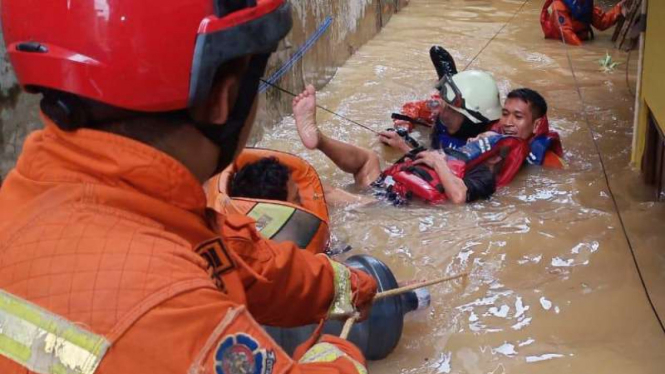 Tim SAR mengevakuasi warga korban banjir di sejumlah wilayah di Jakarta Barat, Jumat 3 Januari 2020. 