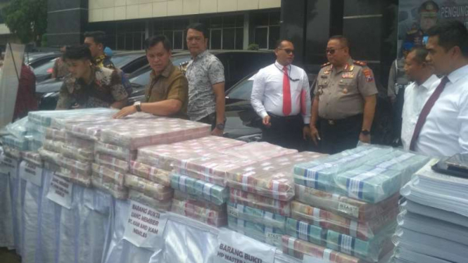 Barang bukti investasi ilegal di Markas Polda Jatim di Surabaya
