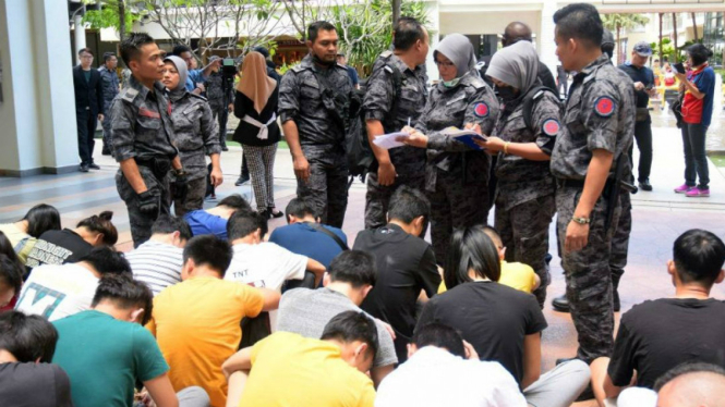 Petugas imigran mengamankan imigran ilegal di Malaysia 