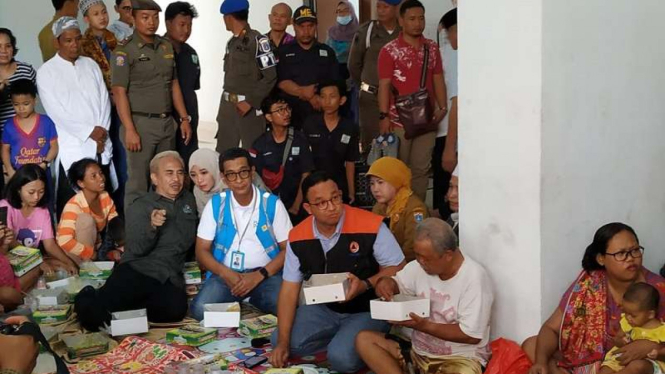 Gubernur DKI Jakarta Anies Baswedan saat meninjau korban banjir di Rawa Buaya Jakarta Barat.