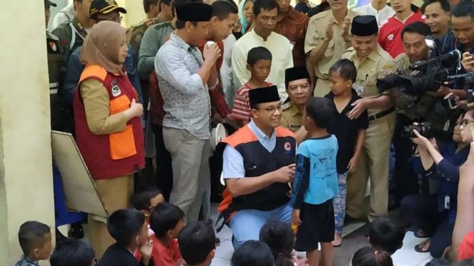 Gubernur DKI Jakarta Anies Baswedan meninjau korban banjir di Rawa Buaya