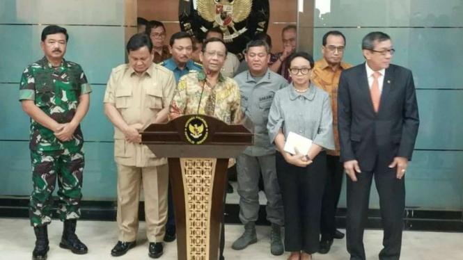 Sejumlah Menteri dalam rapat koordinasi di Kantor Menkopolhukam Jakarta.