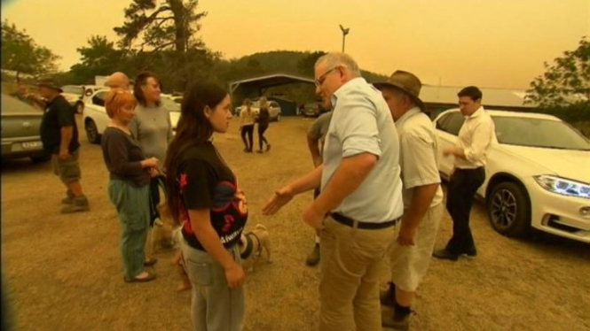 Seorang warga tidak mau disalami oleh PM Morrison, saat ia mengunjungi korban kebakaran di New South Wales.