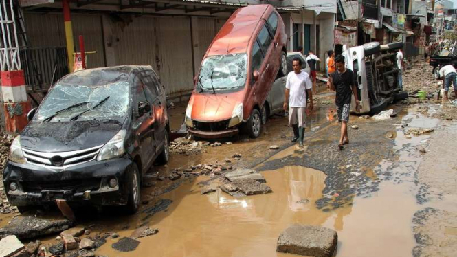Sejumlah mobil dan akses jalan hancur pasca banjir yang merendam kawasan Pondok 