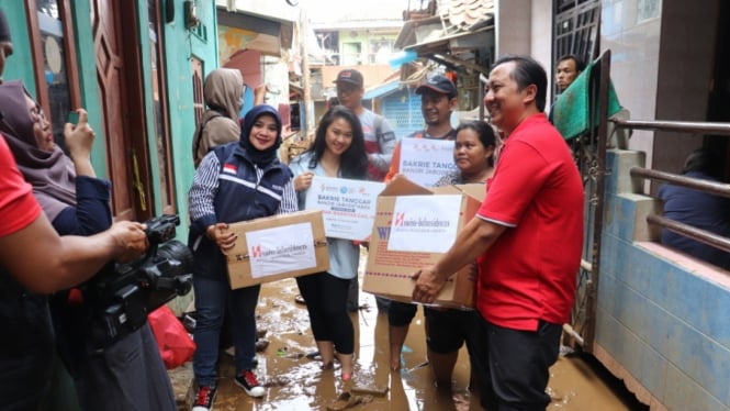 bantuan bakrie amanah ke korban banjir di jakarta