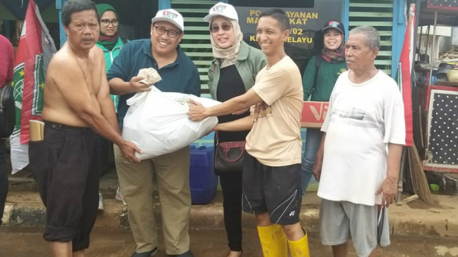 Beri bantuan korban banjir di Kampung Pulo