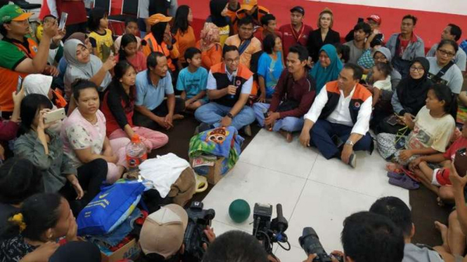 Gubernur DKI Jakarta Anies Baswedan menemui para pengungsi korban banjir.
