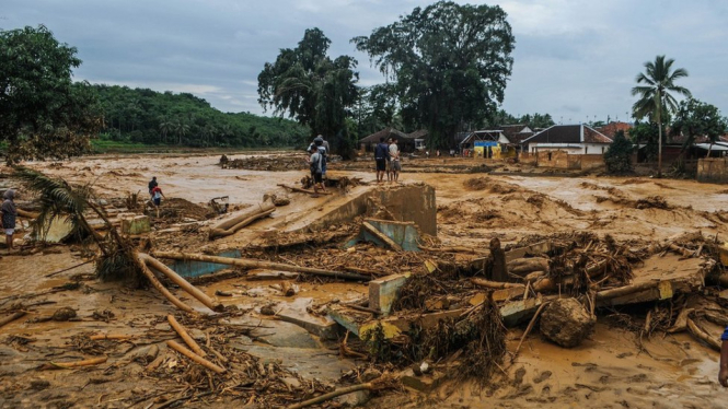 Sejumlah bangunan rusak akibat diterjang banjir bandang di Desa Sajira, Lebak, Banten, Rabu (01/01). Meluapnya Sungai Ciberang mengakibatkan sejumlah jembatan dan rumah rusak diterjang banjir. - Antara/MUHAMMAD BAGUS KHOIRUNAS