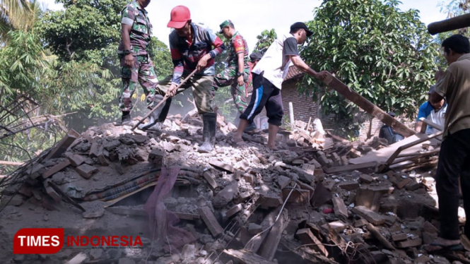 Petugas melakukan pembersihan puing rumah yang ambruk. (Foto : Rizki Alfian/TIMESIndonesia)