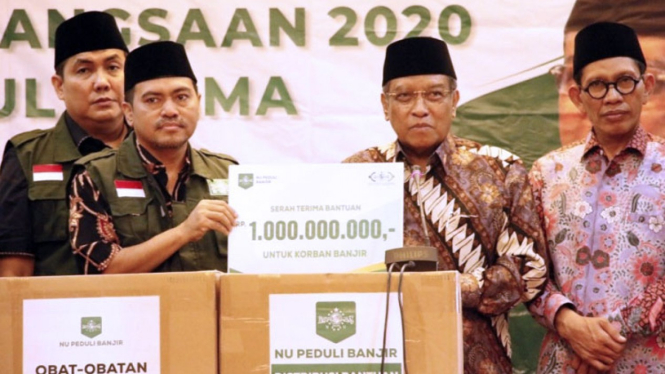 Pengurus Besar Nahdlatul Ulama (PBNU) saat prosesi serah terima bantuan uang satu miliar bersam NU Care-LAZISNU. (Foto: NU Online/Syakir)