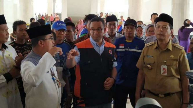 Gubernur DKI Jakarta Anies Baswedan bersama para pengungsi.