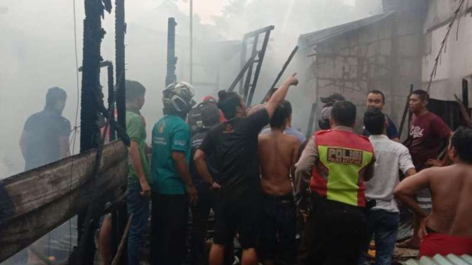 Rumah di Ketapang, Kalimantan Barat, terbakar.