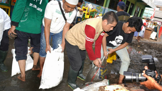 Kader PKS bantu korban banjir di Cipinang