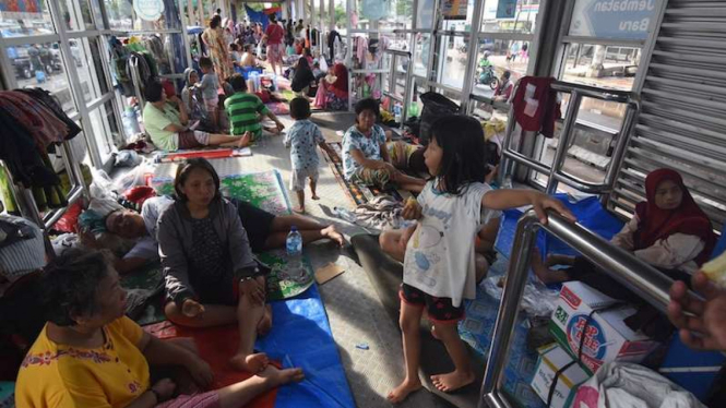 Warga mengungsi di Halte Transjakarta Jembatan Baru, Daan Mogot, Jakarta Barat, Kamis (2/1/2020). Menurut warga, mereka terpaksa memilih mengungsi ke halte tersebut akibat kurangnya posko pengungsian di sekitar lokasi terdampak banjir. 