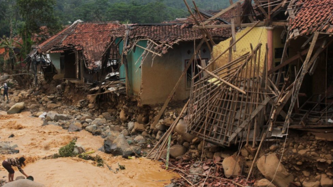 Sejumlah rumah warga rusak berat diterjang banjir bandang yang melewati Sungai Ciberang di Kampung Lebak Gedong, Cipanas, Lebak, Banten. - ANTARA FOTO/Weli Ayu Rejeki