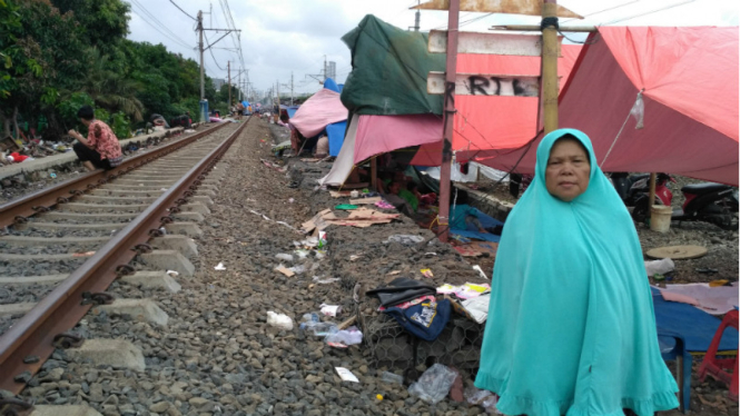 Warga Rawa Buaya mengungsi di Bantaran Rel Kereta akibat banjir