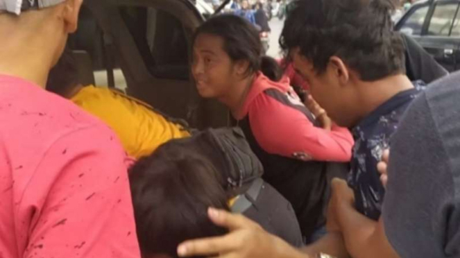 La policía arrestó a la policía.