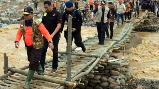 Tim BNPB meninjau lokasi yang terkena bencana alam di Lebak, Banten.