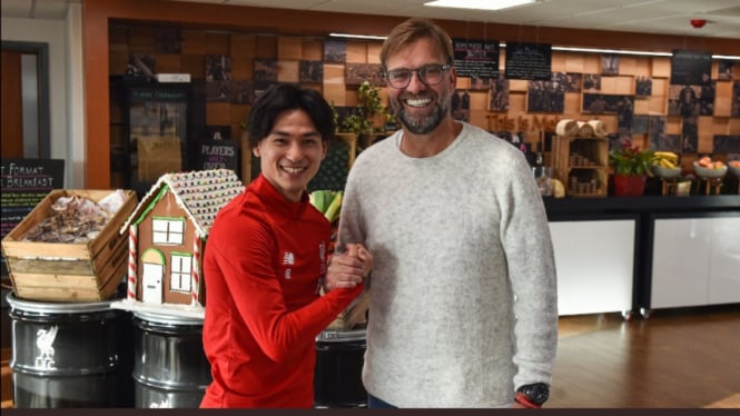 Pemain baru Liverpool, Takumi Minamino bersama Juergen Klopp