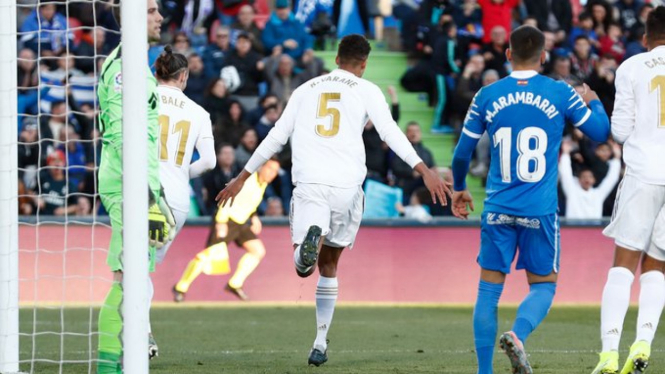 Bek Real Madrid, Raphael Varane rayakan gol.