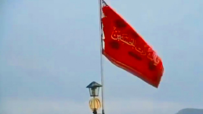 Bendera merah di atas Masjid Agung Iran