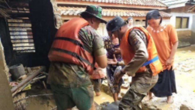 TNI mengevakuasi korban banjir di Lebak, Banten
