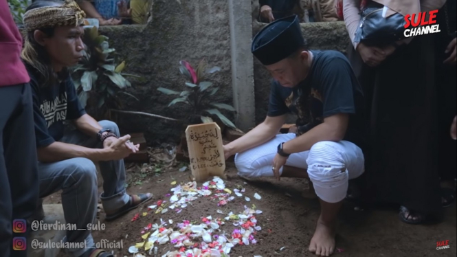 Sule di makam Lina, mantan istrinya.