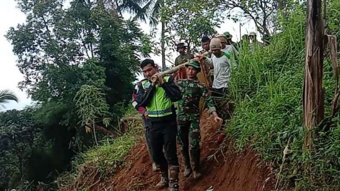 Tim mengevakuasi korban longsor di Kecamatan Sukajaya, Bogor, Jabar.