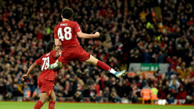 Pemain muda Liverpool, Curtis Jones, sedang merayakan gol. 