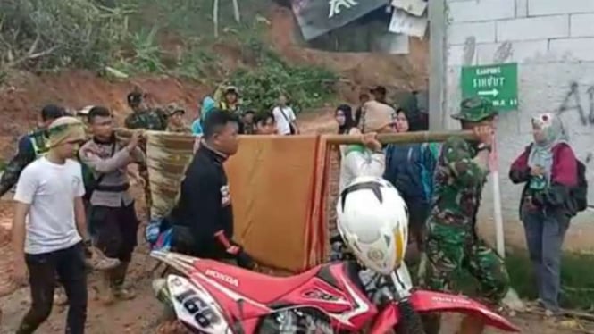 Gopal korban banjir ditemukan anggota TNI-Polri.