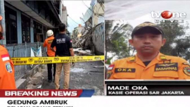Kepala Seksi Operasi SAR Jakarta Made Oka (kanan) menjelaskan peristiwa gedung roboh di Slipi Jakarta Barat 6 Januari 2020