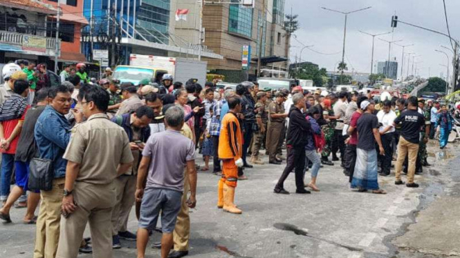 Situasi di lokasi gedung roboh di Slipi, Jakarta Barat