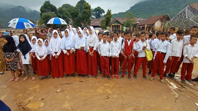 Bangunan  SDN 02 Banjar Irigasi, Kecamatan Lebak Gedong hancur disapu banjir