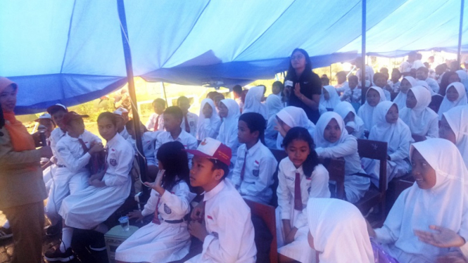 Siswa SDN 02 Ciri Mekar, Cibinong, Kabupaten Bogor belajar di tenda