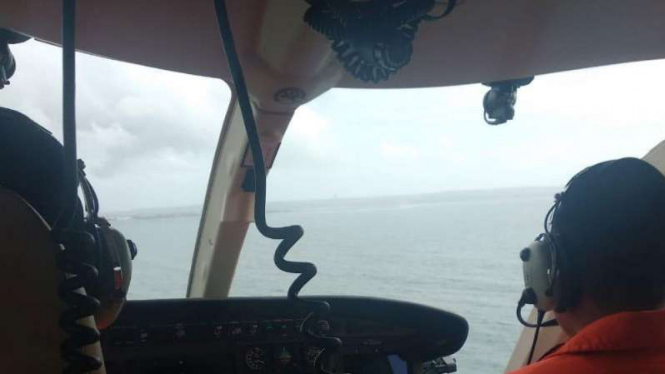 Helikopter Basarnas mencari warga Kolombia yang hilang di Pantai Kuta, Bali.