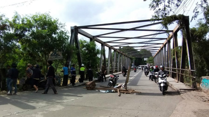 Jembatan besi di Bekasi