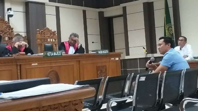 Mantan ajudan Bupati nonaktif Kudus M Tamzil, Uka Wisnu Sejati, bersaksi dalam sidang lanjutan perkara suap sang bupati di Pengadilan Tindak Pidana Korupsi Semarang, Senin, 6 Januari 2020.