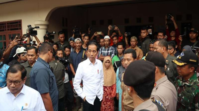 Presiden Joko Widodo mengunjungi korban banjir di  Kecamatan Sukajaya Bogor