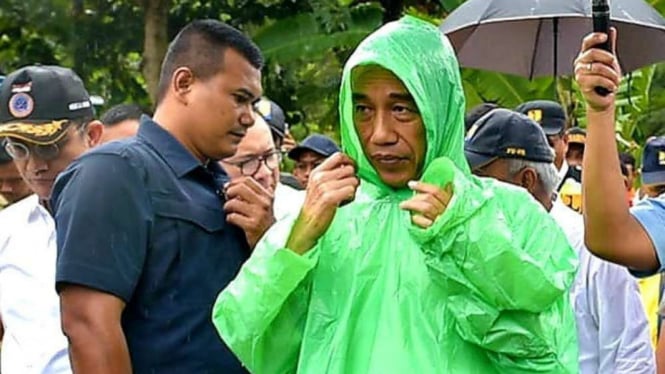 Pakai Jas Hujan Rp10 Ribuan Jokowi Tinjau Longsor Sambil Kehujanan