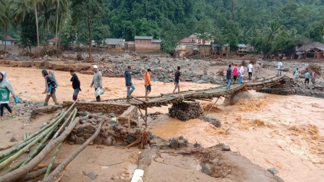 Banjir bandang  di Sungai Cibeurang di Kabupaten Lebak, Banten