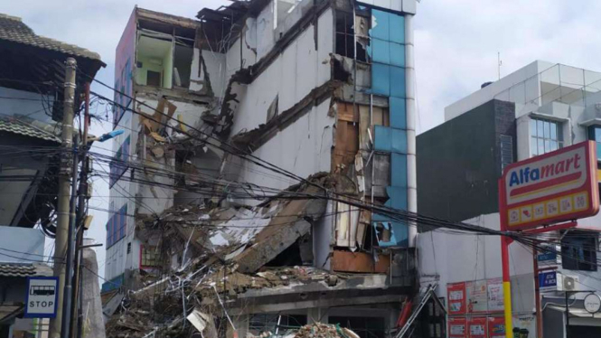 Gedung Roboh di Slipi usai pembesihan puing.