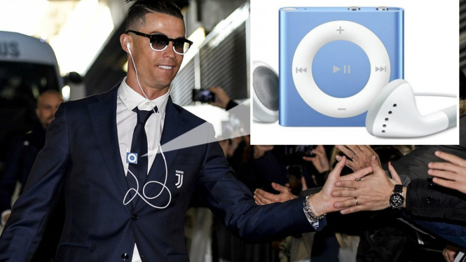 Cristiano Ronaldo gunakan perangkat musik iPod Shuffle.