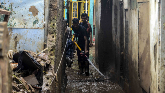 Warga Bersih-Bersih Rumah dan Lingkungan Pasca Banjir
