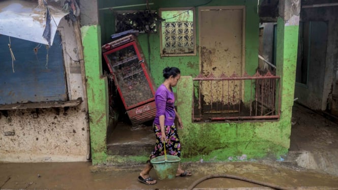 Warga Bersih-Bersih Rumah dan Lingkungan Pasca Banjir