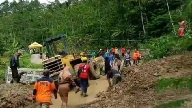 Tanah longsor menutup jalan di Banjarnegara Jawa Tengah